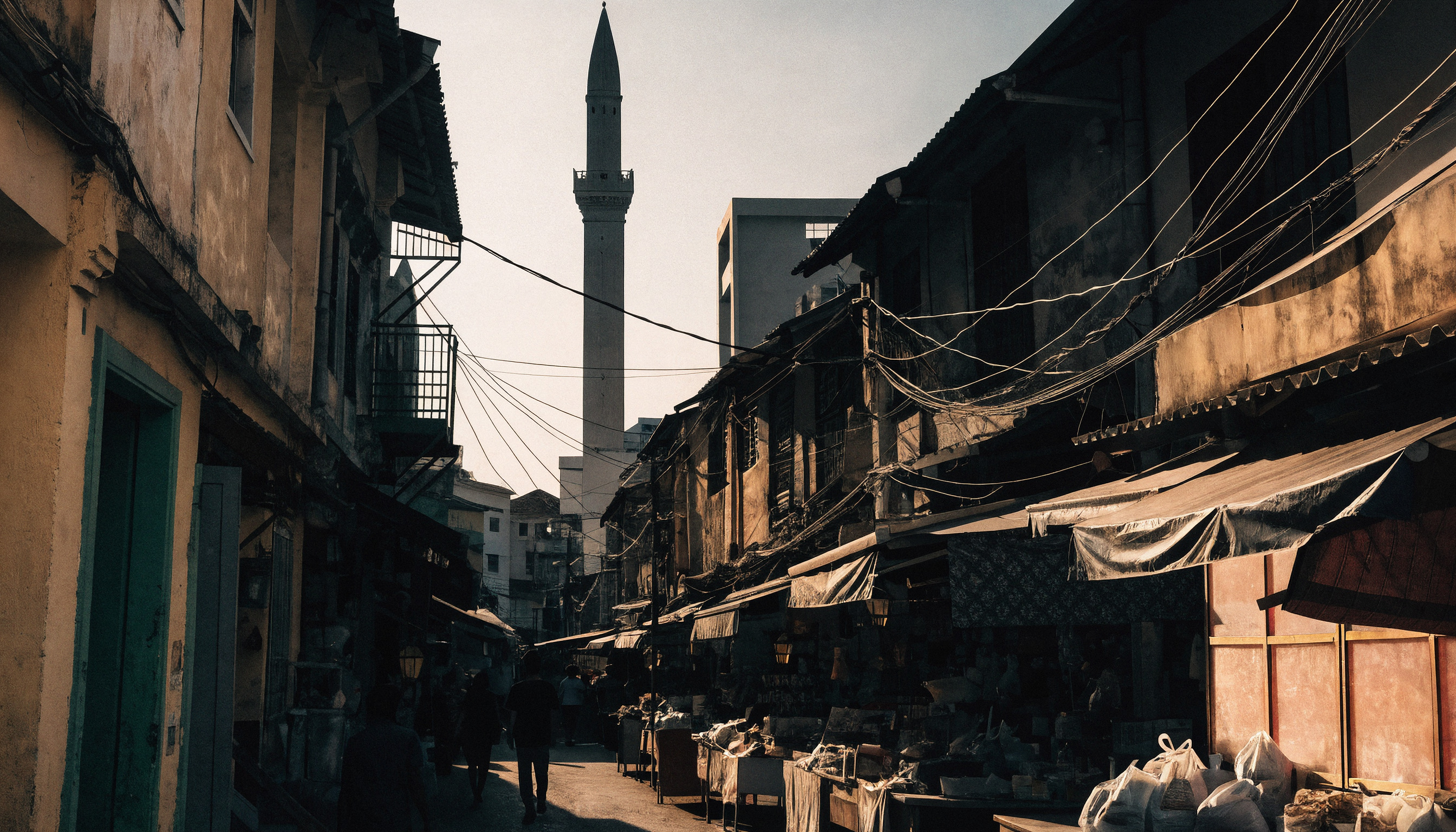 Bangkok'ta dar bir sokak; uzakta bir cami minaresi ile bir tapınak çatısı yan yana