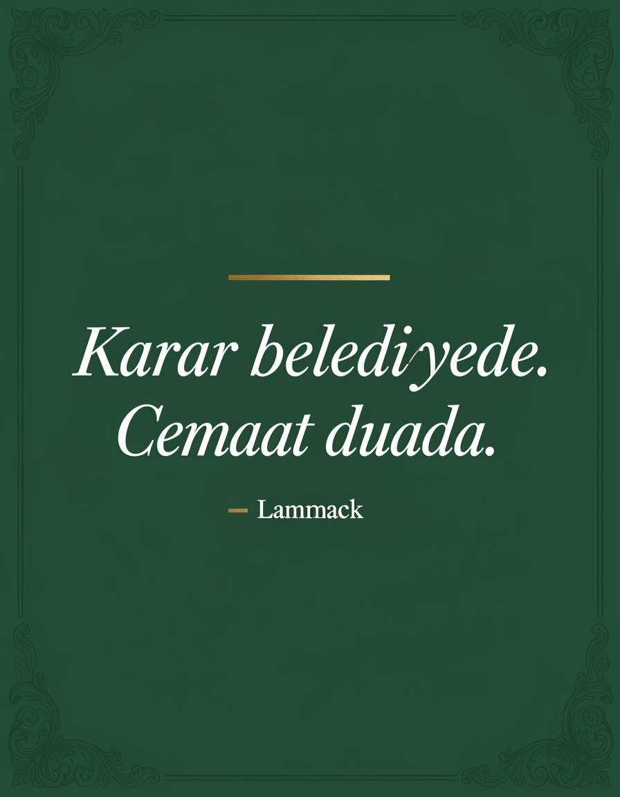 Forest Green zeminde Cormorant Garamond italik beyaz alıntı: 'Karar belediyede. Cemaat duada.' Brushed Gold ince accent çizgi alıntı üstünde, attribiyon yerine yer adı '— Lammack' altta.