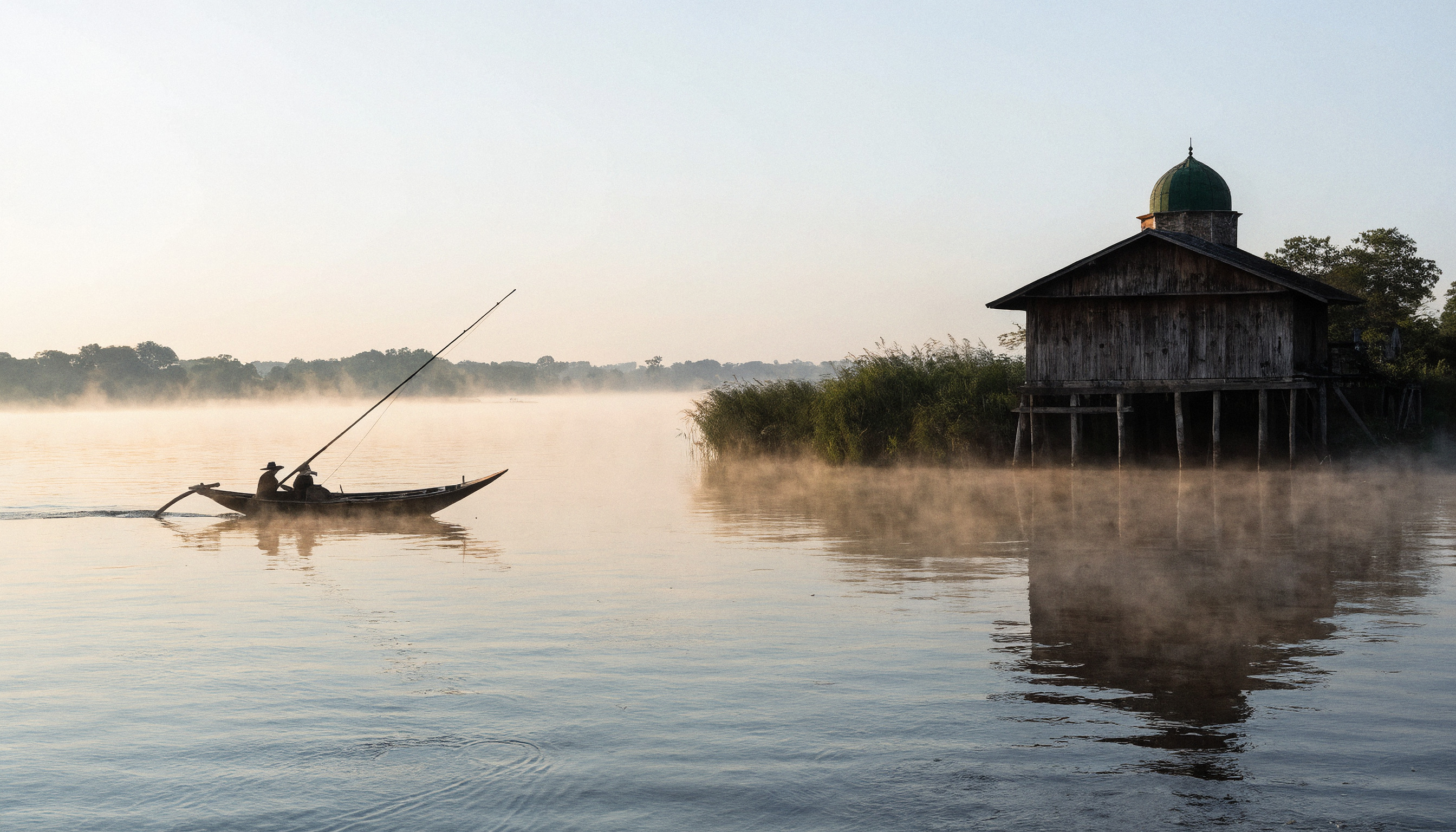Mekong'un kıyısında, sabah ışığında bir cami avlusu ve uzakta bir balıkçı teknesi