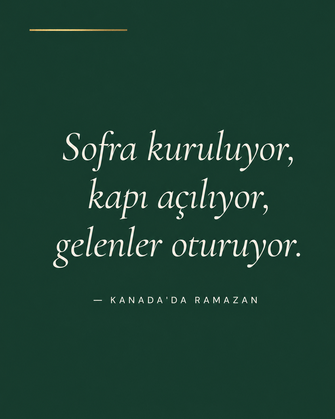 Forest Green zeminde beyaz italik alıntı: Sofra kuruluyor, kapı açılıyor, gelenler oturuyor. — Kanada'da Ramazan