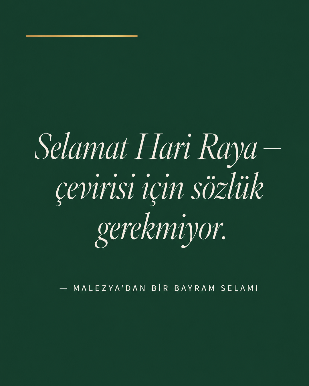 Forest Green zeminde beyaz italik alıntı: Selamat Hari Raya — çevirisi için sözlük gerekmiyor. Altta attribiyon — Malezya'dan bir bayram selamı.