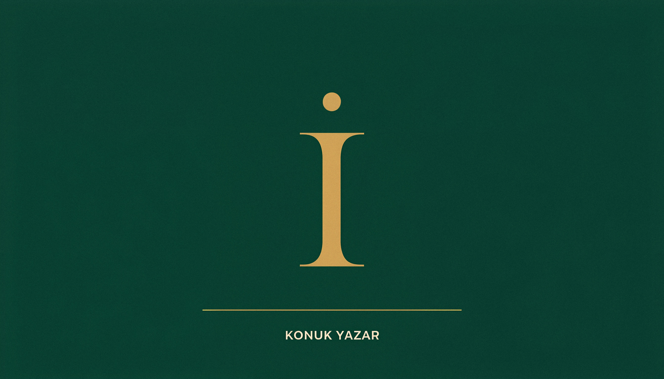 Forest Green zemin üzerinde Cormorant Garamond ile büyük bir 'İ' harfi, altında ince Brushed Gold çizgi ve KONUK YAZAR etiketi olan sade bir monogram kompozisyonu