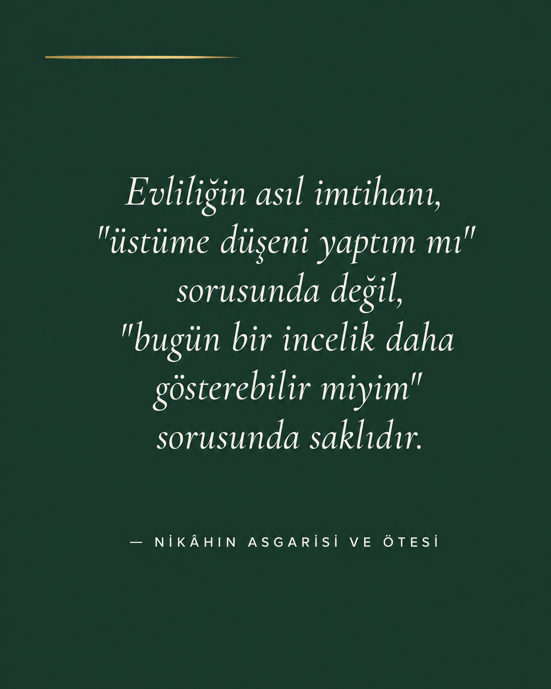 Forest Green zeminde beyaz italik alıntı: Evliliğin asıl imtihanı 'bugün bir incelik daha gösterebilir miyim' sorusunda saklıdır. — Nikâhın asgarisi ve ötesi