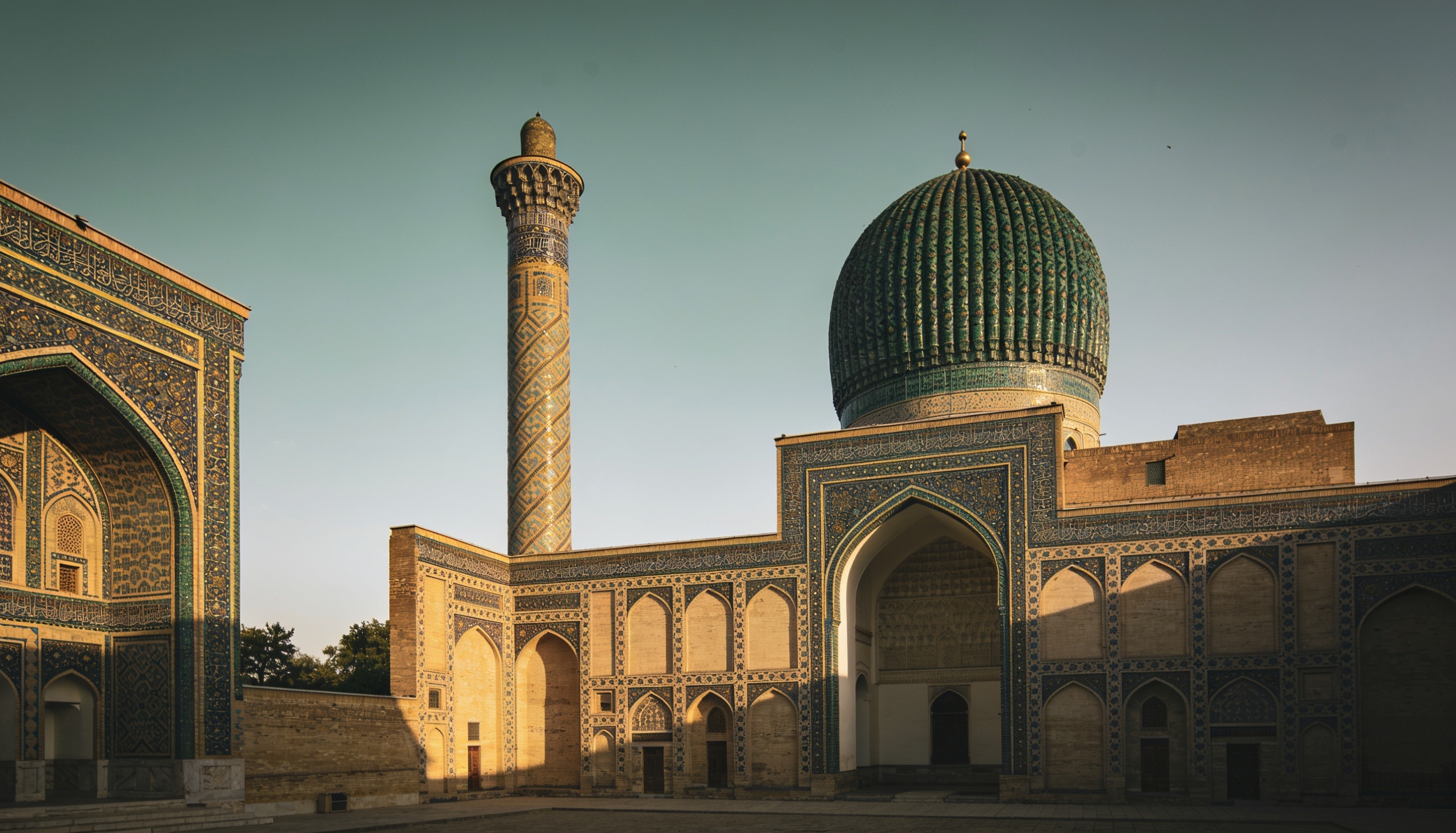 Semerkand'da çinili turkuaz bir kubbe, minare ve medrese cephesi